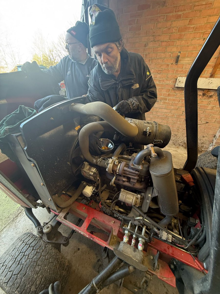 Busy start to the day on this beautiful morning in chesterfield…🏌️‍♂️☀️⛳️

Team are repairing irrigation that had broken and doing great job servicing machinery! 👊  <a href="/LinkGolfUK_/">Link Golf UK</a> 

#Chesterfield #taptongolfcourse #linkgolf #golf