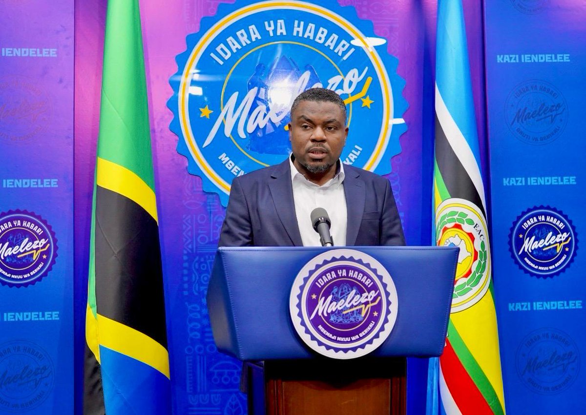 MadiniTanzania's tweet photo. *ALIYOSEMA KATIBU MTENDAJI WA TUME YA MADINI, MHANDISI RAMADHANI LWAMO WAKATI WA MKUTANO NA WAANDISHI WA HABARI LEO MACHI 4, 2025 JIJINI DODOMA KUELEZA UTEKELEZAJI  WA TUME KWA KIPINDI CHA MIAKA MINNE YA SERIKALI YA AWAMU YA SITA*.

#Kiwango cha  makusanyo ya maduhuli ya Serikali kimepanda kutoka shilingi bilioni 624.61 zilizokusanywa mwaka wa fedha 2021/2022 hadi kufikia shilingi bilioni 753.82 mwaka wa fedha 2023/2024

#Mchango wa sekta ya madini kwenye Pato la Taifa umeongezeka kutoka asilimia 7.2 mwaka 2021 hadi asilimia 9 mwaka 2023 kutokana na kuimarika kwa usimamizi wa shughuli mbalimbali za madini.

#Ukuaji wa sekta ya madini umeongezeka kutoka asilimia 9.4 mwaka 2021 hadi kufikia asilimia 11.3 mwaka 2023.

#Ukuaji wa sekta ya madini  na mchango wake katika Pato la Taifa unatarajiwa kufikia asilimia 10 na zaidi ifikapo mwaka 2025.

#Kuanzia mwaka wa fedha 2021/2022 mauzo ya madini katika masoko na vituo vya ununuzi wa madini yameendelea kuongezeka kutoka shilingi bilioni 2.361.80 hadi shilingi bilioni 2,597.18 kwa mwaka 2023/2024.

#Tume ya madini imeendelea kusimamia kikamilifu upatikanaji wa ajira kwa Watanzania kwenye kampuni mbalimbali za uchimbaji wa madini.

#Ajira 19,874 zimezalishwa na makampuni ya uchimbaji wa madini ambapo kati ya hizo, 19,371 ni Watanzania.

#Tume ya madini imeendelea kutenga maeneo mahsusi kwa ajili ya wachimbaji wadogo.

#Tume imefanikiwa kutenga maeneo 58 kwa ajili ya wachimbaji wadogo katika mikoa mbalimbali.

#Tume imeweka mazingira rafiki kwa ajili ya wachimbaji wadogo wa madini kupata leseni za uchimbaji pamoja na kuwaunganisha na taasisi za kifedha ili wapate mikopo kwa ajili ya uendelezaji wa shughuli za uchimbaji.

#Tume imefanikiwa kutoa jumla ya leseni 41,424 kati ya 37,318 zilizopangwa kutolewa katika kipindi cha miaka minne ya Serikali ya Awamu ya Sita ambayo ni sawa na asilimia 111. Leseni hizo zilijumuisha leseni za uchimbaji mkubwa, uchimbaji wa kati na uchimbaji mdogo.

#Sekta ya madini ni miongoni mwa sekta muhimu katika kukuza uchumi na kuleta maendeleo ya jamii na Taifa kwa ujumla.

*Imeandaliwa na Idara ya Habari - MAELEZO*
@maelezonews 
@TumeyamadiniTZ 
@TZMsemajiMkuu