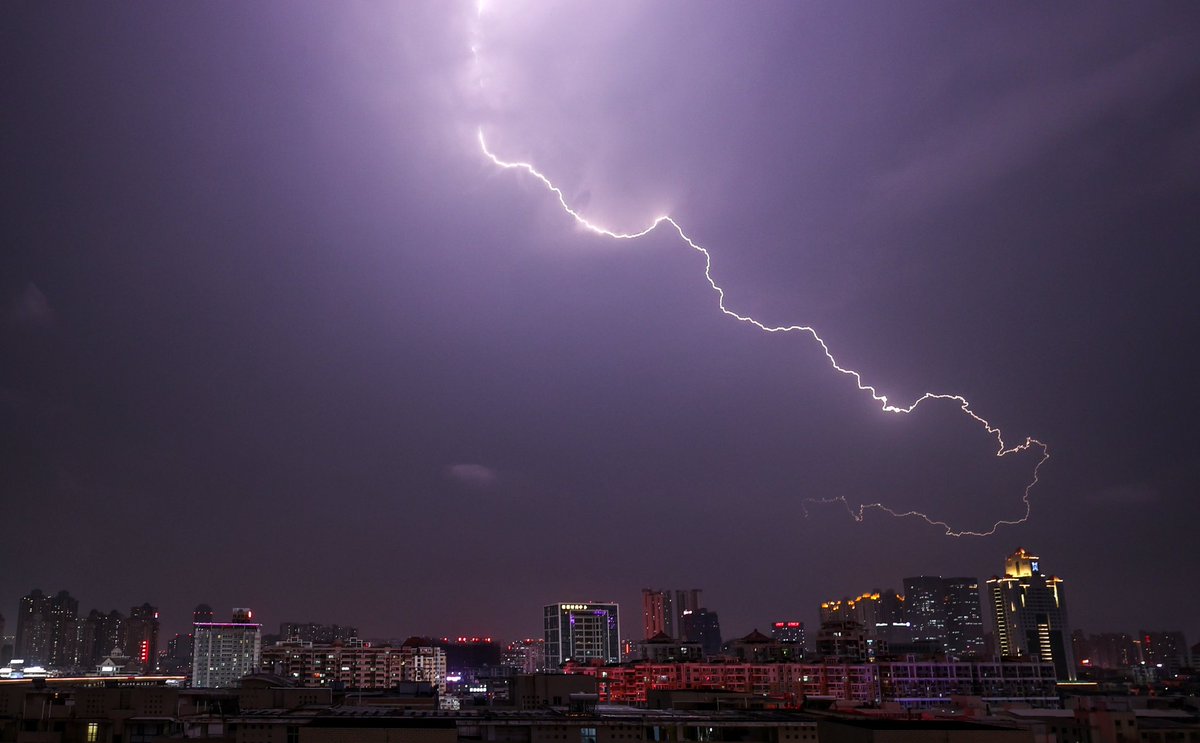 iQuanzhou's tweet image. Lightning rips through Quanzhou's night sky! ⚡🌃 #NaturePower #QuanzhouNights #SkyTheater