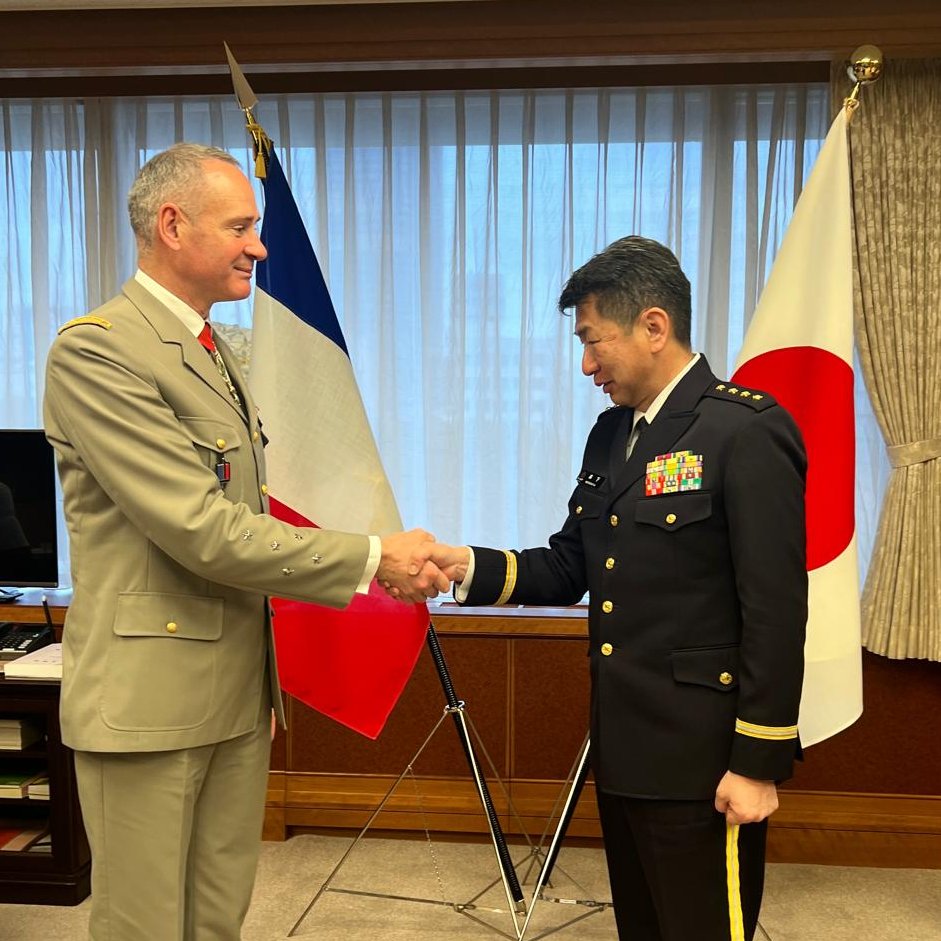 Honoré d’avoir pu rencontrer le CEMAT, le CEMA et le ministre de la défense 🇯🇵.
Echanges fructueux autour des défis sécuritaires auxquels nous faisons face et des réponses à y apporter, notamment par l’approfondissement de notre coopération. 
<a href="/JGSDF_pr/">防衛省 陸上自衛隊</a>