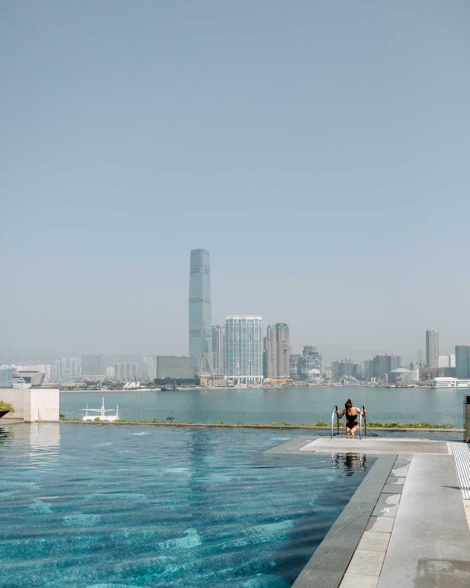 yuria_color's tweet photo. Four Seasons Hotel Hong Kongの
プールサイドに立てば
目の前に広がるのはビクトリアハーバーの
壮大な景色🥹

都会のざわめきは遥か遠く
穏やかな水面に映る
高層ビルのシルエットが
幻想的な雰囲気を演出𓂅𓇠

心地よい風に包まれながら
静寂と贅沢を味わうひととき😌𓂃𓈒◌ https://t.co/yAZBsuV11h