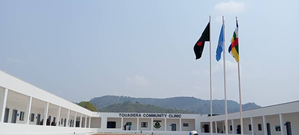 primrcaoffic's tweet photo. Le Premier Ministre Félix MOLOUA assiste ce 4/3/25 à la cérémonie d’inauguration de TOUADERA Community Clinic construite dans le 7ème arrondissement au Camp KASSAÏ par le contingent de Bangladesh de la @UN_CAR . Cérémonie placée sous la très haute autorité du PR @FA_Touadera https://t.co/QNtWcvgcmU