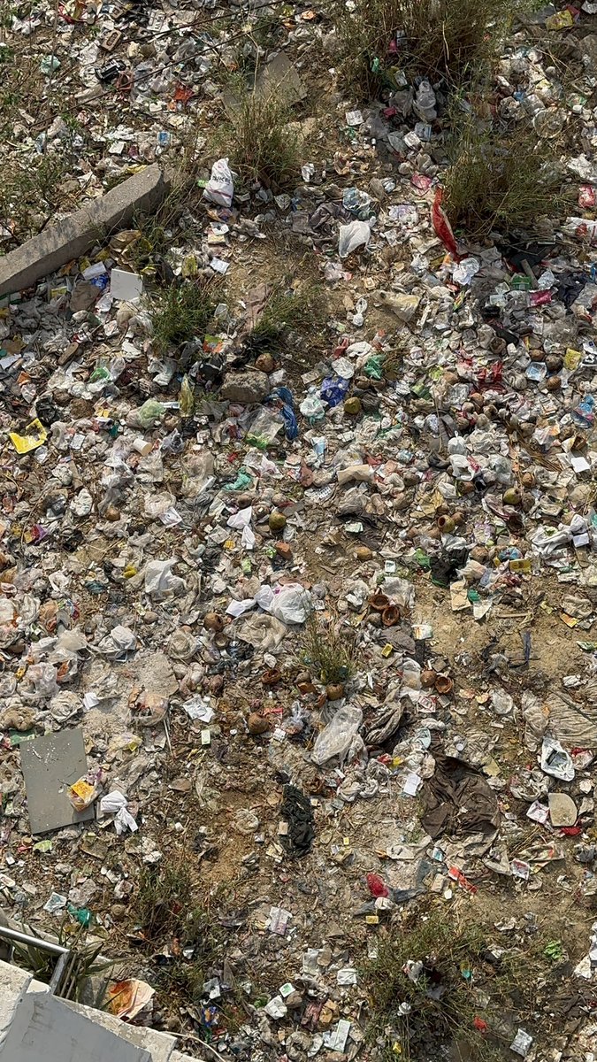 looking4peace2's tweet photo. @noida_authority @dmgbnagar @myogiadityanath Please clean this also it’s is sector 70 .Make sure clean noida’s make noida number no 1  again https://t.co/t5DpYZFsDD