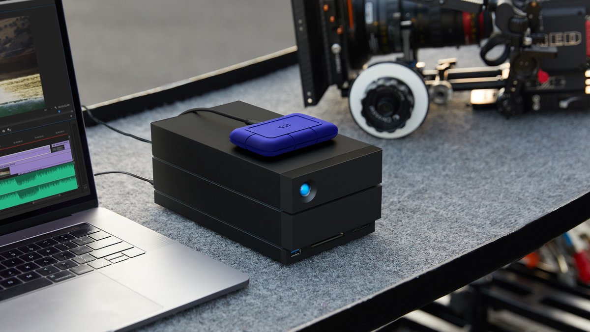 The newly released LaCie Rugged SSD Pro5 is going beyond the limits. Lightning-fast Thunderbolt 5 with read/write speeds of up to 𝟲,𝟳𝟬𝟬/𝟱,𝟯𝟬𝟬 𝗠𝗕/𝘀, IP68-rated - this little beast makes 6K/8K video editing feel like streaming a 480p YouTube clip 😎 

👉 You can see it