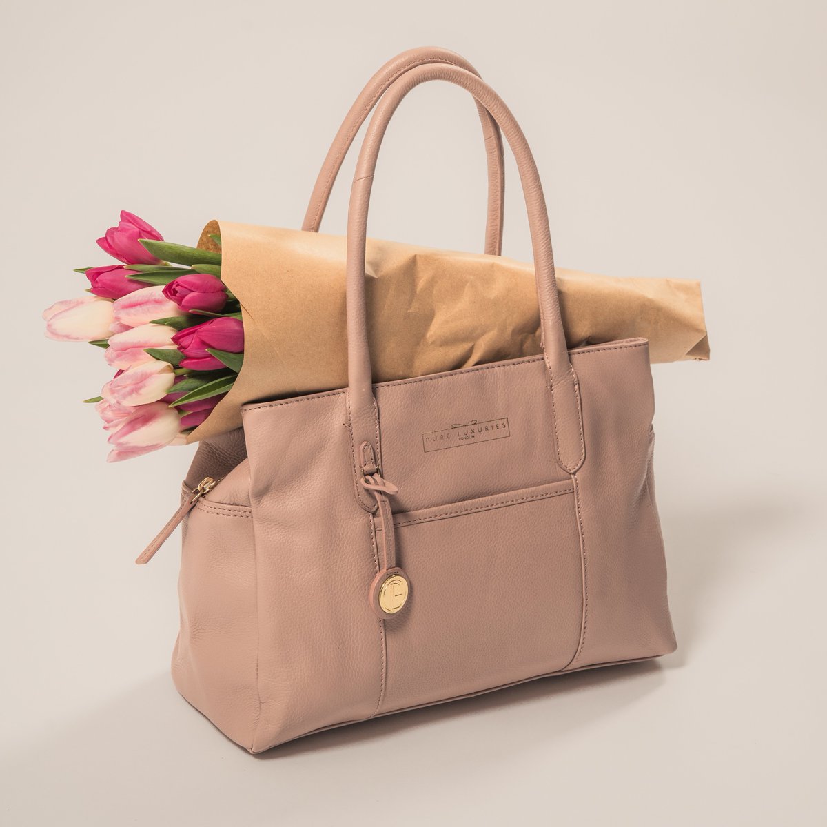PureLuxuriesLdn's tweet image. #MothersDay is around the corner! Pair #freshflowers with our #BlushPink 'Darby' for a gift as lovely as she is – but hurry, stock is low! 🌷

Shop Now🔗: pureluxuries.com/products/darby…