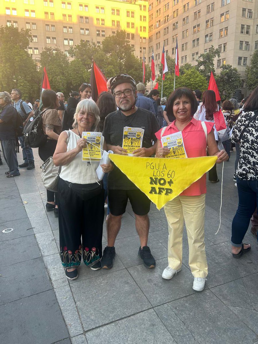 En Plaza de la Cultura, llamando a Marchar este próximo 30 de marzo en la Marcha de la Bronca NOmasAFP, porque ya no podemos seguir tolerando el comercio vil con nuestros derechos sociales.
Pensiones, Salud, Educación, Vivienda, nichos de negocios para la élite empresarial con