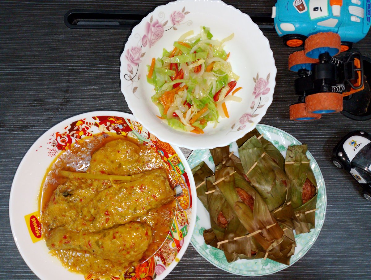 amnianr's tweet photo. Day 3
Ayam masak cili santan, sayur campur, pepes + air ribena. Macam biasala yg mainan tuh anak bujang punya. https://t.co/yCBrcdnMrO