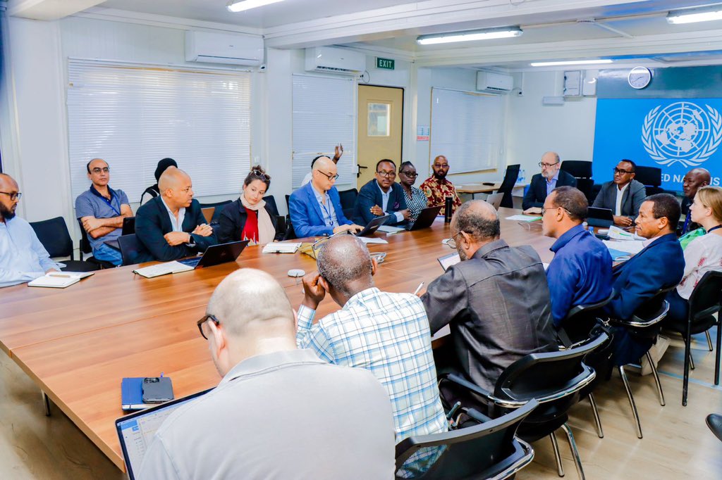 SoDMA_Somalia's tweet photo. 1/5 Commissioner @MahamuudMoallim and @UNinSomalia’s DSRSG @GConway_UN co-chaired a meeting of the Humanitarian Country Team (HCT) to discuss critical challenges facing Somalia's humanitarian response. https://t.co/aSYsZWjVmL