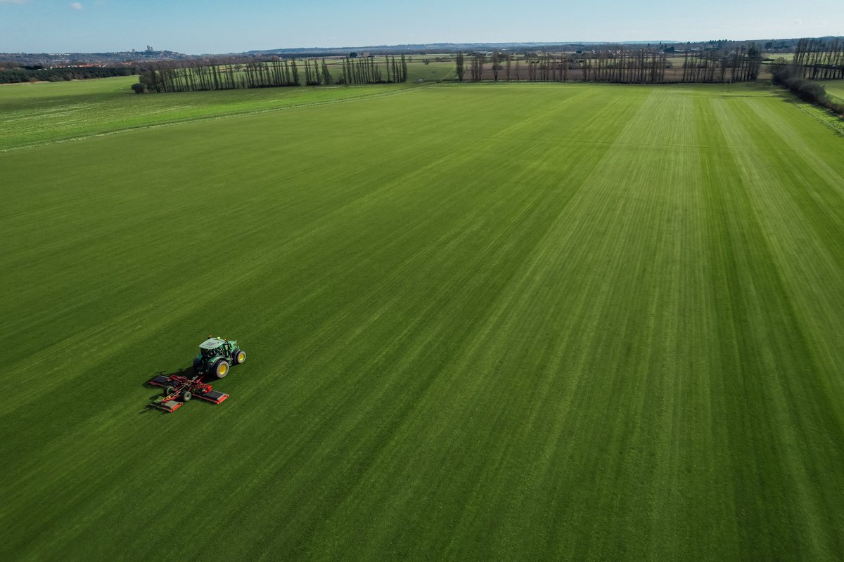 tillersturf's tweet image. The sun is shining, and we’re out mowing our future Arena Gold Fields.

Learn more about our turf production here: tillersturf.co.uk/golf-courses/t…

#TillersTurf #mowing #Arenagold