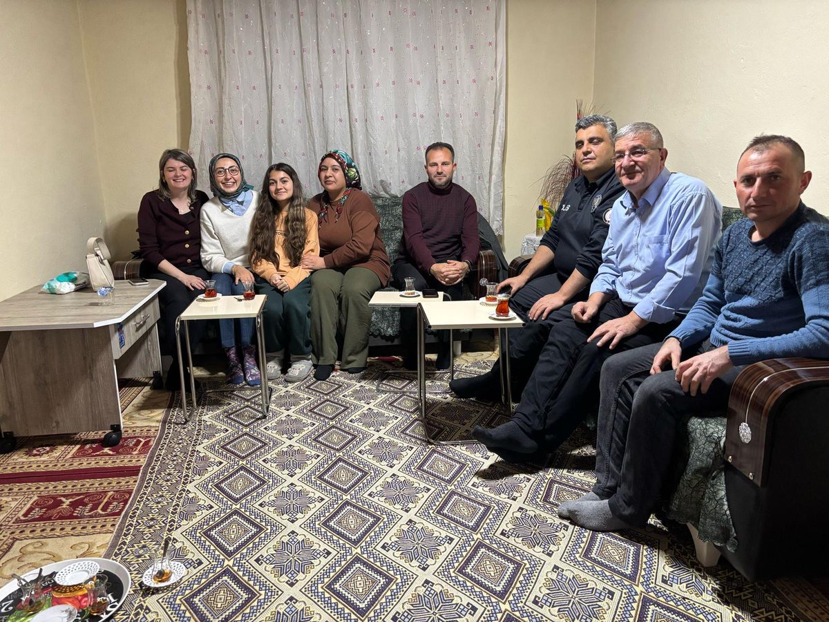 BanazNufus's tweet photo. İlçe yazı işleri müdürümüz, Emniyet müdürümüz ve kütüphane müdürümüz ile birlikte Özkan DEDE ve ailesine iftar yemeğinde misafir olduk, misafirperverlikleri için ailemize teşekkürlerimizi  sunuyoruz. https://t.co/PRG5xvhT3d