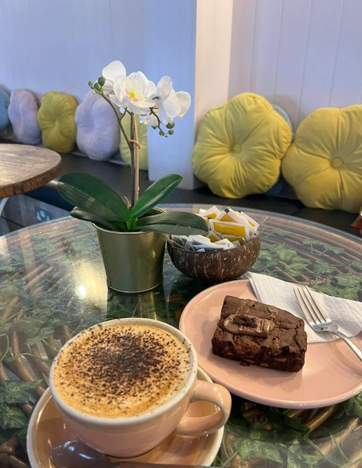 gornsgy's tweet photo. Beautiful Morning with cup of coffee and chocolate cake😍 https://t.co/9nIIp8ZYcE