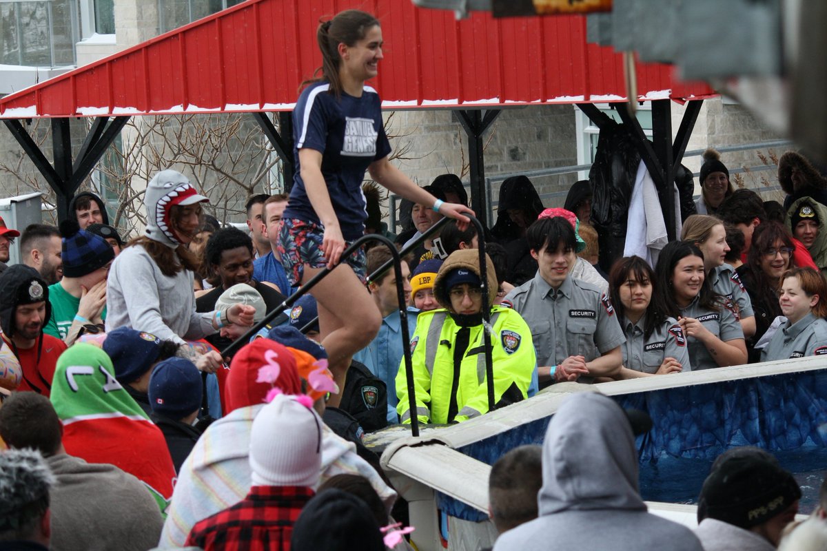 FÉLICITATIONS à notre délégation qui a bravé l'eau froide pour soutenir la cause des Jeux olympiques spéciaux au #polarplunge 🥶 18 membres du personnel et élèves ont fièrement représenté l'école en amassant 12 580 $, se classant ainsi 1ers dans toute la région d’Ottawa 👏🥳