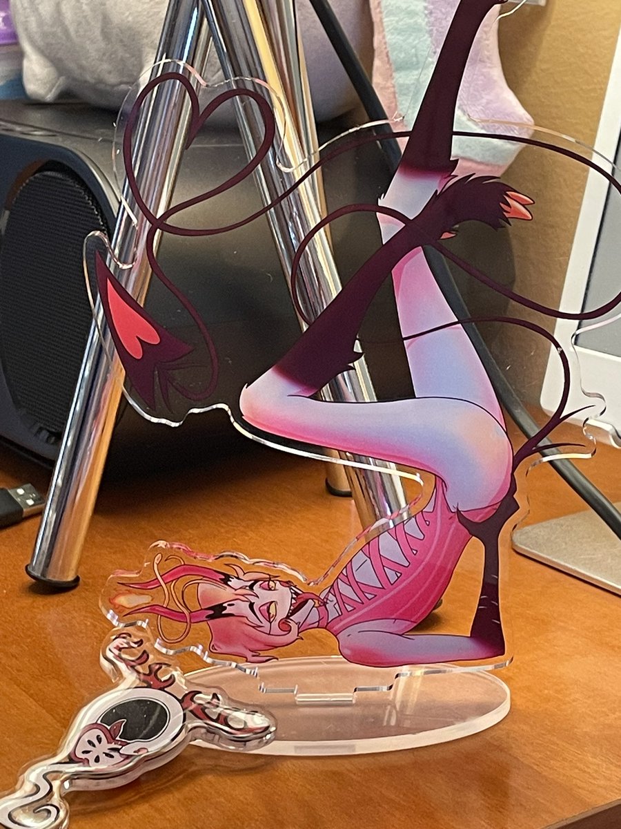 The standee sample arrived and also the acrylic pin.

This pretty things will be up for preorder today. Once I set up the Ko-Fi shop.

#HazbinHotelLucifer 
#radioapple
#HazbinHotelFanart