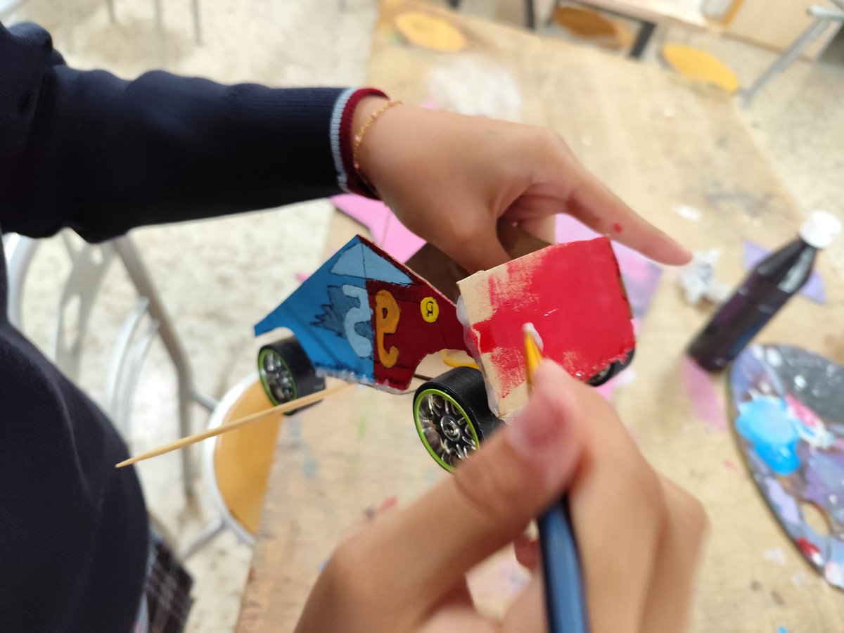 jaimemunne's tweet photo. #ABP Los alumnos de segundo de secundaria de @ColegioSalliver aprenden como funcionan los circuitos eléctricos mediante el diseño y construcción de un coche eléctrico. Estamos ansiosos de ver los resultados. #technology #crecerenconfianza https://t.co/KEx14LhdPk