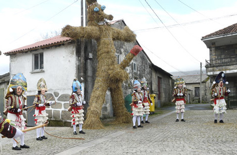 Sí, amiguis. Esto que veis está sucediendo ahora mismo en un recóndito lugar de la península. 
Esto, y otras muchas estampas todavía más inquietantes, bizarras y aterradoras. 
Es el Entroido gallego. No sé si te atreverás a entrar, pero yo te lo cuento. 
#EntroidoBizarro