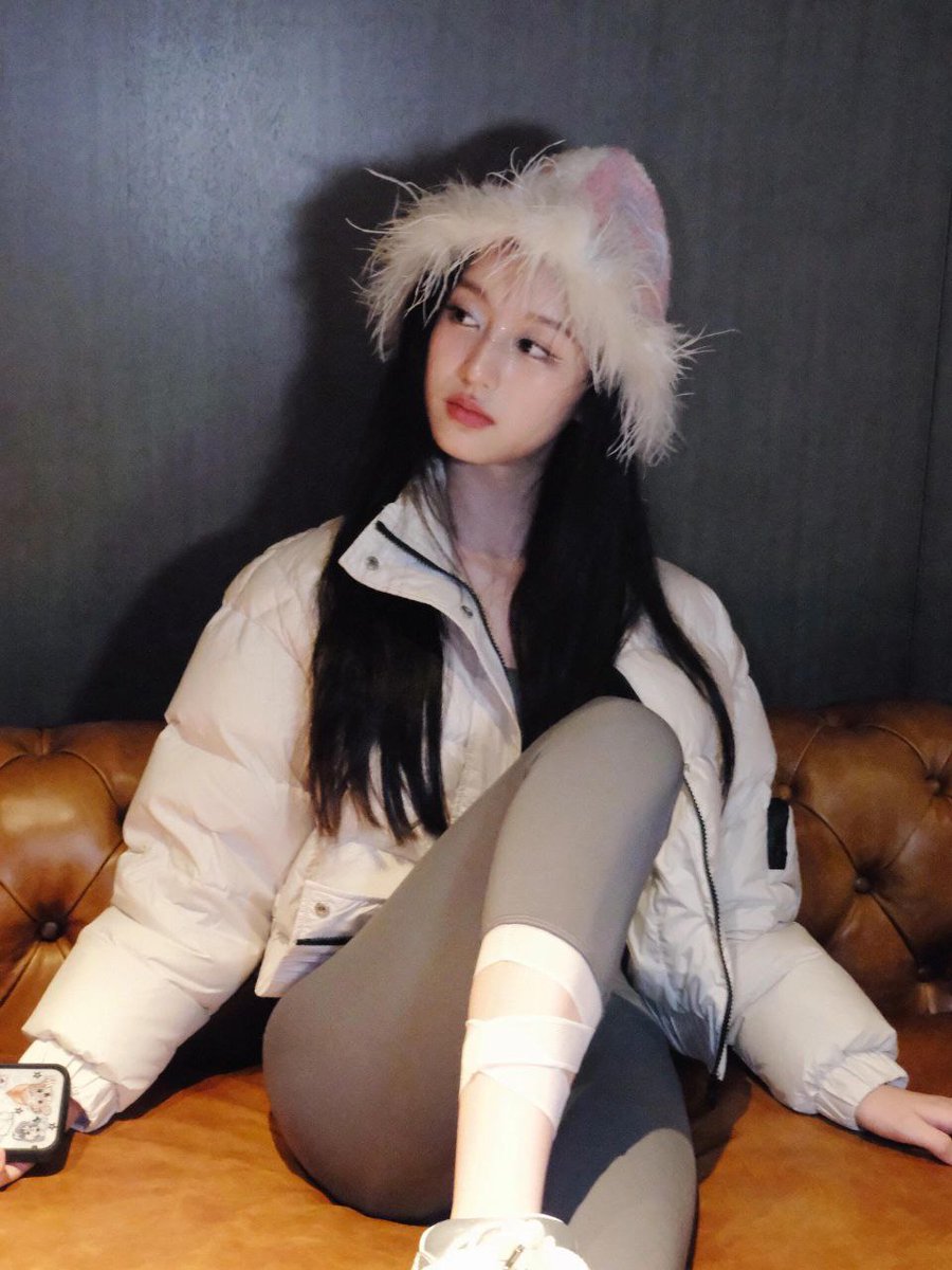 #裴佳欣
射在可爱佳欣的小脚上