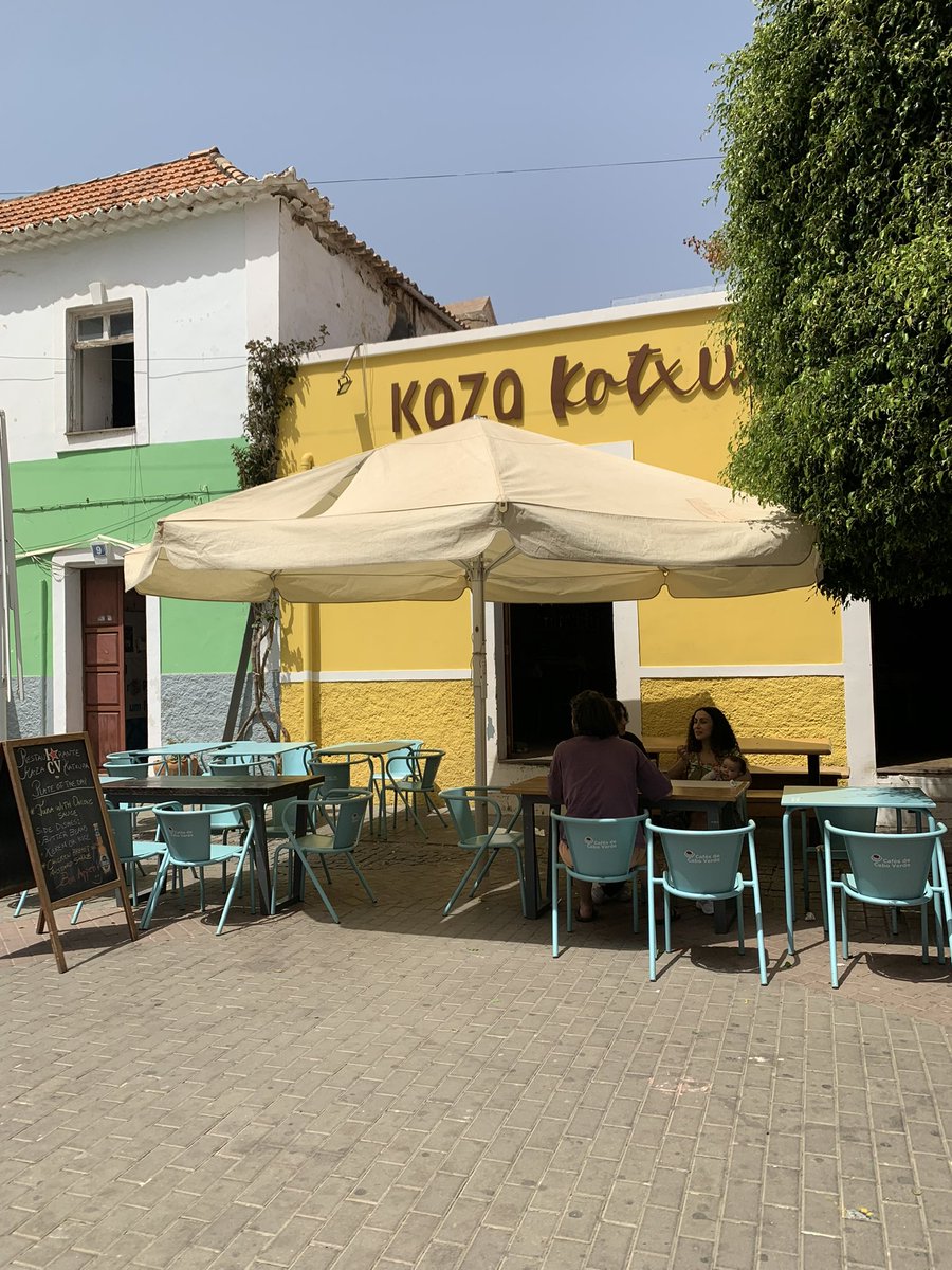 Toupee_Two_P's tweet photo. Un délicieux ragoût à base de haricots, maïs, viande ou poisson, mijoté avec amour et épices locales. Un incontournable de la cuisine cap-verdienne qui réchauffe le cœur et l’âme !

Capucha : Le plat réconfortant du Cap-Vert 🇨🇻🍛

#Capucha #CapVert 🇨🇻 #CuisineCapVerdien https://t.co/5eayvBmZfo