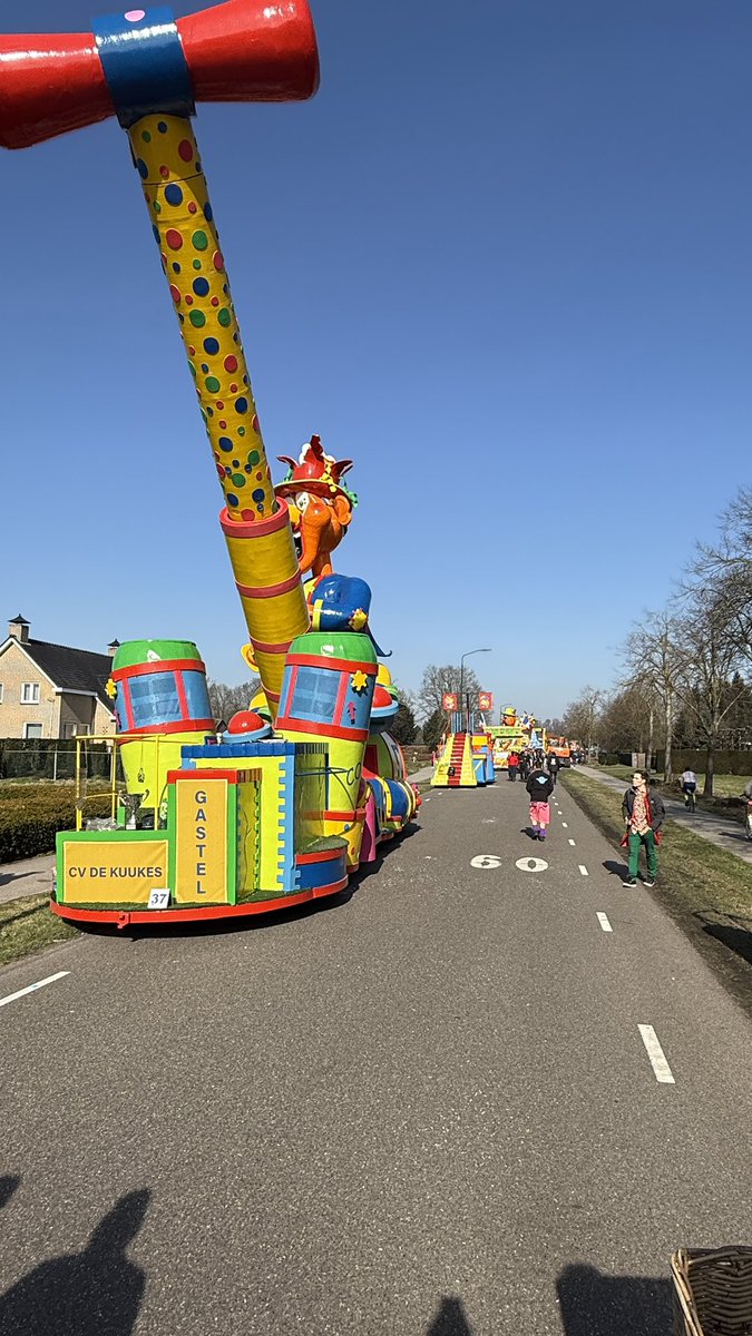 KoenvLaarhoven's tweet photo. Wat een prachtig weer voor een fantastische optocht in #Buul. #Carnaval2025 #Budel. https://t.co/RBNaizbvNH