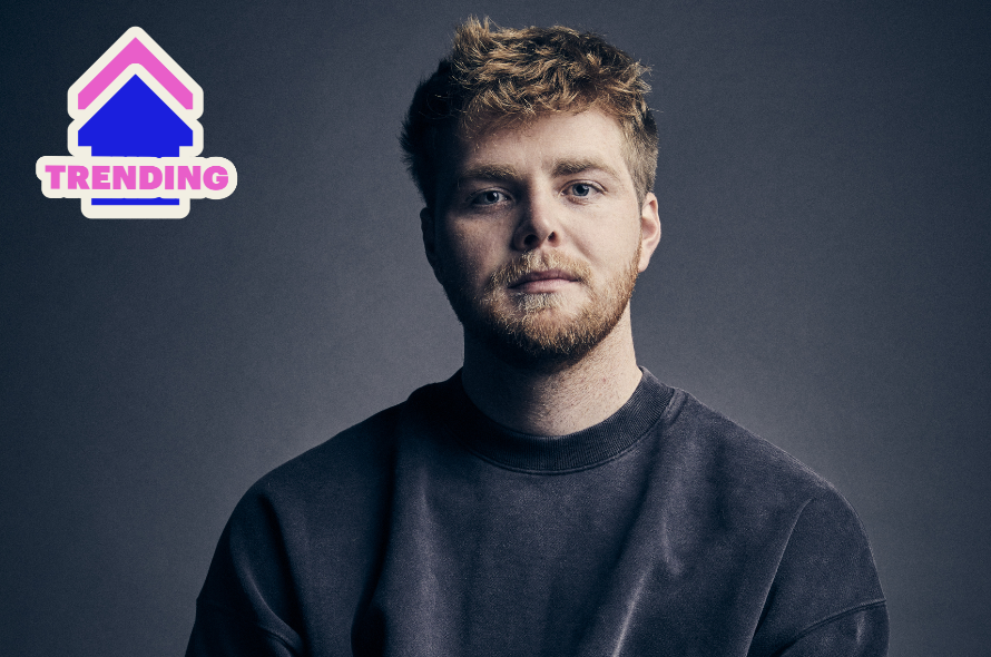 officialcharts's tweet photo. Alex Warren (@alexwaarren) bags TWO of the UK's biggest Trending tracks this week 🚀📈
See where #CarryYouHome and #BurningDown have landed here: https://t.co/HRCw98PWp0
#AlexWarren https://t.co/OqQOdSTnZy