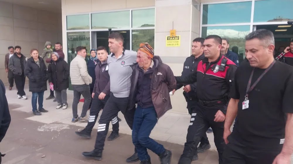 Niğde Devlet Hastanesi'nde Beyin Cerrahı Dr. Burak Yürük, daha önce ameliyat ettiği hastası T.S. tarafından bıçaklı saldırıya uğradı.

Yaralanan Yürük hastanede tedavi altına alınırken, T.S. gözaltına alındı.

Hasta "Sen benim beynime çip taktın" diye saldırmış!

Meslektaşımıza