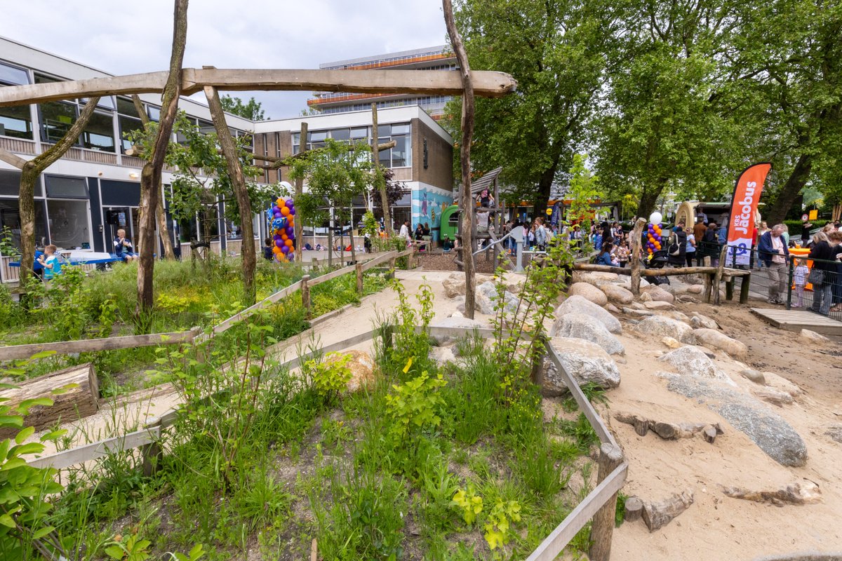 Goed nieuws! Basisscholen in #Rotterdam kunnen weer #subsidie krijgen om hun schoolplein groener te maken! 🌳Aanvragen kan tot 31 mei 2025 (max. € 80.000).
Ken jij een basisschool die een groenblauw plein verdient? Tip een ouder, docent of directeur! 🔗 rotterdam.nl/groenblauwe-sc…