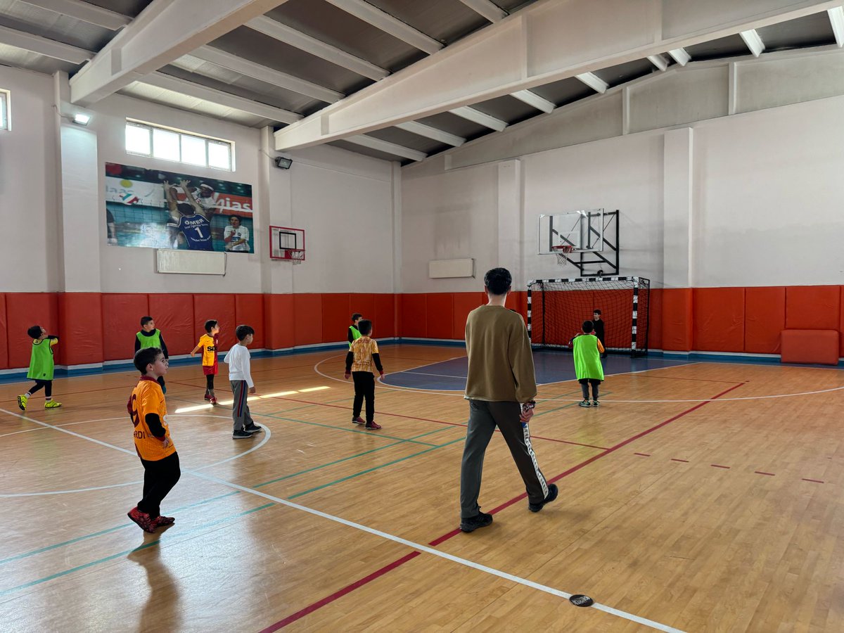 guldag_orhan's tweet photo. ✨ 2.Sınıf öğrencilerimizin oynamış oldukları "Futsal" turnuvasında 2-D sınıfımız şampiyon olmuştur. Öğretmenimizi ve şampiyon olan takımı tebrik eder,turnuvaya katılım sağlayan tüm velilerimize teşekkür ederiz🙏🏻
@AtlihanMumtaz 
@ismailK08300410 
@nazan_dagdemir 
@bahcesehir_van https://t.co/ZmQqAKIsgW