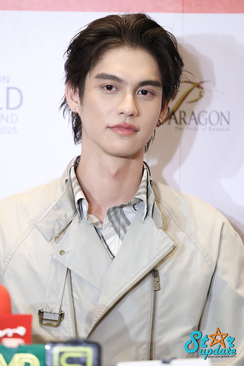 webstarupdate's tweet photo. มาแล้วพี่จ๋าแม่จ๋า สุดหล่อดีกรี GBA BURBERRY "ไบร์ท วชิรวิชญ์" ช่วงสัมภาษณ์ก่อนร่วมงาน Siam Paragon World Fashion Trend Spring/Summer 2025 

BRIGHT SIAM PARAGON WFTSS25
#bbrightvc 
#SiamParagonWorldFashionTrendSS2025xBRIGHT
#SiamParagonWorldFashionTrendSS2025 #WorldClassExperience