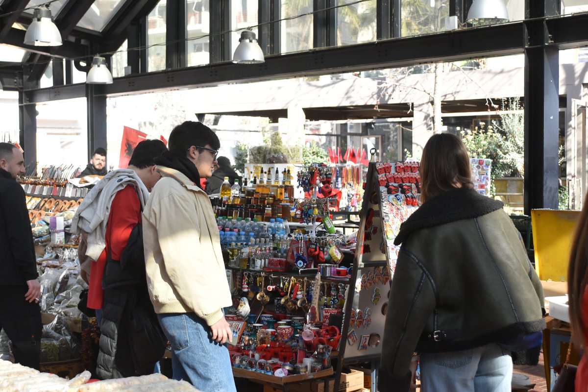 Pazari i Ri, një destinacion ideal për të kaluar një pasdite të këndshme☀️, të shijoni kafenë ☕️, të eksploroni dyqanet e artizanëve dhe të zbuloni shijet e vërteta të Tiranës 😍