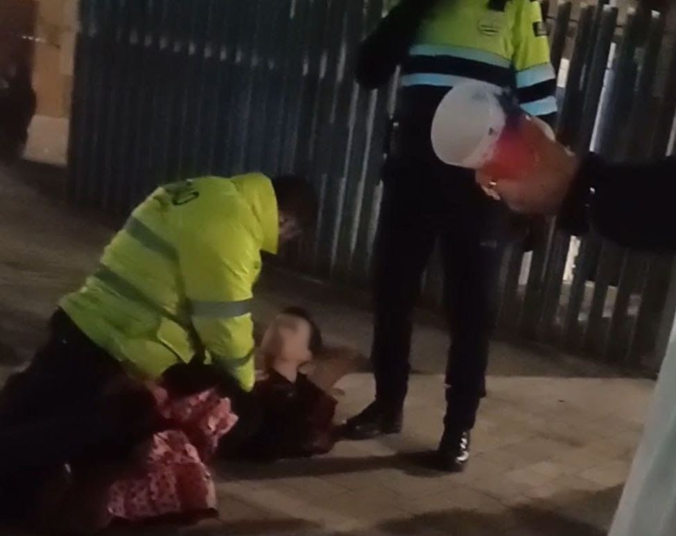 LaHaineInfo's tweet image. Tolosan, Renfeko segurtasun-agente bat pertsona bati oldartu zaio euskaraz hitz egiteko eskatzeagatik.

Segurtasun-agenteak lurrera bota zuen gaztea "A mi no me hables en euskera" eta "esto es España" esanez.

➡️eh.lahaine.org/renfeko-segurt…