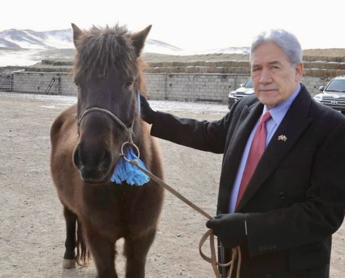 Уинстон Питерст морь бэлэглэжээ