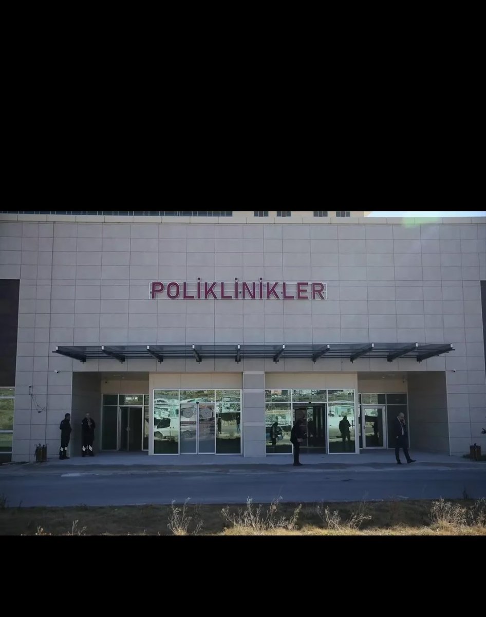 SaHaDernegi's tweet photo. Yer Niğde Eğitim Araştırma Hastanesi
 Beyin Cerrahi Uzmanı poliklinikte hasta yakını tarafından çok sayıda bıçak darbesıyle yaralandı. Hekimimiz acil amelıyata alınmıstır. Sağlıkta şiddet doktor dövebilme özgürlüğüne sahip olduklarını ifade edenlere, bunu eyleme döküp vuran ,tekmeleyen, saçımızı yolan, ve yaralayanlara karşı gerekli önlemleri almayanlara ve hizmeti beğenmiyorsanız Doktor'un hemşirenin boğazına yapışın diyenlerden kaynaklıdır 
Kısacası Sağlıkta Şiddet Politiktir. 
@sagliklicozum 
@saglikbakanligi 
#BeyazKod1111