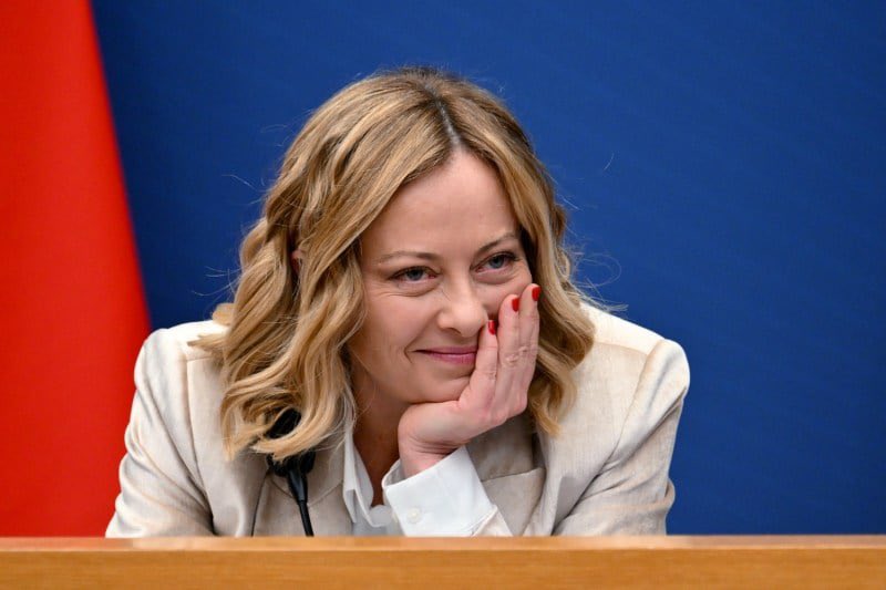 la_france_sur_x's tweet image. La Première ministre italienne Meloni rejette les offres de la France et du Royaume-Uni d&apos;envoyer des troupes en Ukraine.

« Vous pouvez y aller, mais pas avec mes soldats »

Pensez-vous qu&apos;elle prend la bonne décision ?
A. Oui
B. Non

🤍 Merci pour vos suivis sur X, nous vous…