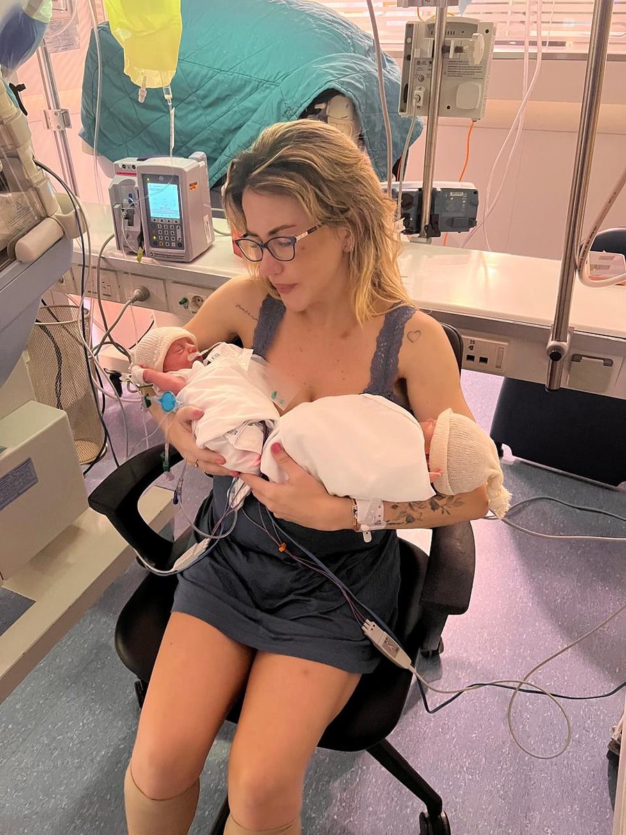 Mía y Sofi les agradecen todos los hermosos mensajes. Leí todo porque no pude dormir de tantos dolores. Nos hacen bien al corazón. 
Decirles que ellas están respirando solitas, muy bien, pero tendrán varios días en neo para ponerse fuertes y subir de peso.
Tengo un marido