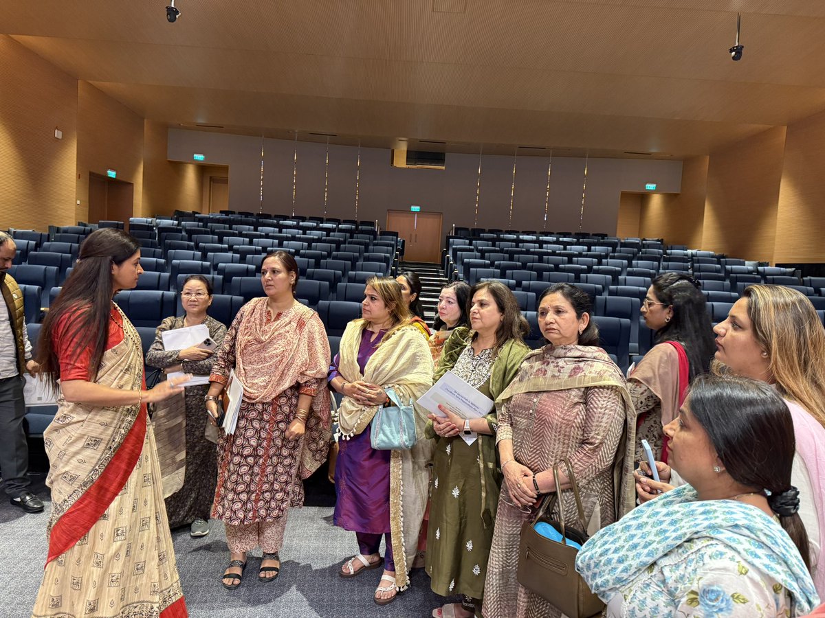 All India Mahila Congress (@mahilacongress) on Twitter photo अखिल भारतीय महिला कांग्रेस द्वारा 8 मार्च 2025 को अंतर्राष्ट्रीय महिला दिवस के अवसर पर 'शक्ति सम्मान' का आयोजन किया जा रहा है।
आज महिला कांग्रेस की राष्ट्रीय अध्यक्ष <a href="/LambaAlka/">Alka Lamba 🇮🇳</a> जी ने इंदिरा भवन, कांग्रेस मुख्यालय में महिला कांग्रेस पदाधिकारियों के साथ तैयारियों की समीक्षा एवं अखिल भारतीय महिला कांग्रेस द्वारा 8 मार्च 2025 को अंतर्राष्ट्रीय महिला दिवस के अवसर पर 'शक्ति सम्मान' का आयोजन किया जा रहा है।
आज महिला कांग्रेस की राष्ट्रीय अध्यक्ष <a href="/LambaAlka/">Alka Lamba 🇮🇳</a> जी ने इंदिरा भवन, कांग्रेस मुख्यालय में महिला कांग्रेस पदाधिकारियों के साथ तैयारियों की समीक्षा एवं