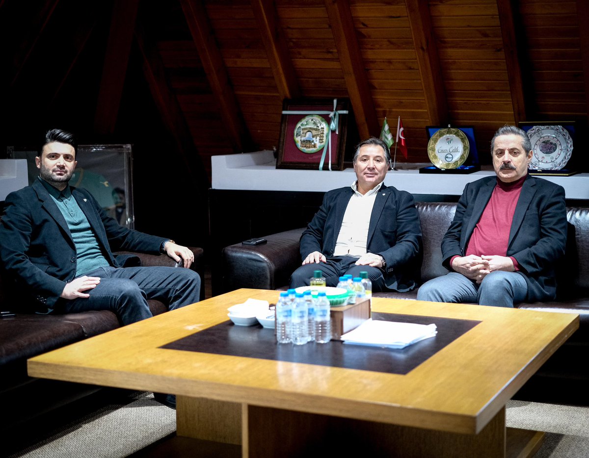 🚨Bursaspor Başkanı Enes Çelik'in çağrısına olumlu yanıt veren eski başkanlardan Mesut Mestan, kulüpten alacağı olan 38 milyon 183 bin TL tutarındaki (887 bin 650 avro ve 123 bin 509 dolar) alacağının tamamını sildi.