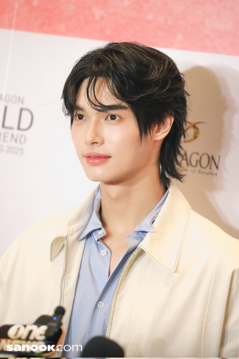 Sanook's tweet photo. "วิน เมธวิน" สดใสหล่อละมุนหนุ่ม Prada Boy ในงาน “Siam Paragon World Fashion Trend Spring/Summer 2025”

WIN WORLD FASHION SS25

#winmetawin
#SiamParagonxWin
#SiamParagonWorldFashionTrendSS2025 #WorldClassExperience 
#SanookNow #Sanook https://t.co/4BIyDCBjNs