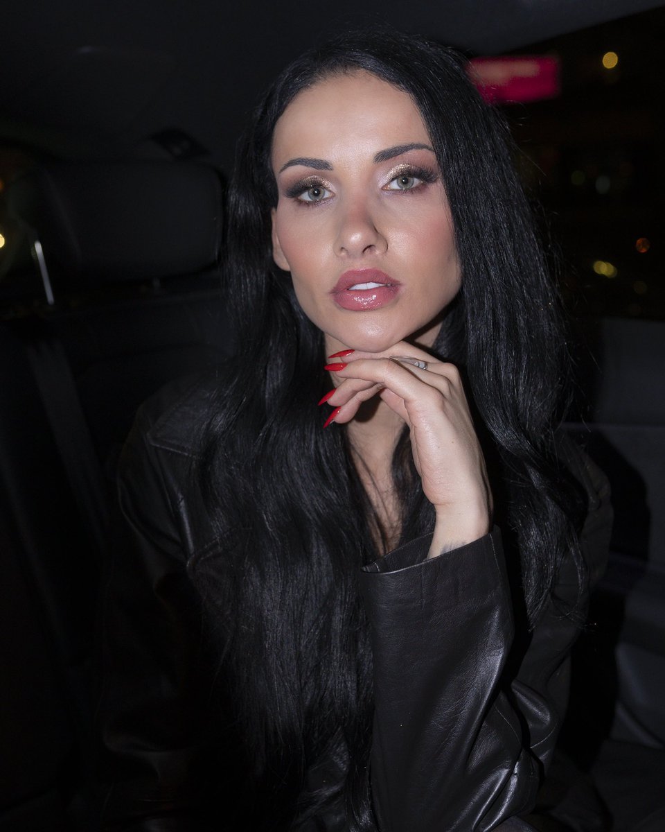 Leder, Nylon, Mesh – die perfekte Kombination? 🖤🔥

Ich fühle mich wie eine Göttin in genau dieser Mischung.
Schwarz, klassisch, elegant &amp; mysteriös – die Essenz von Dominanz und Stil. #MistressVibes #DarkElegance #

📸<a href="/trr_pro/">TRR PRO</a>