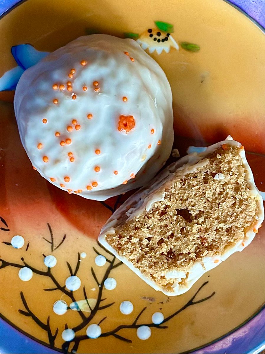 KneadHaven's tweet image. GM....hungry for karats today #carrotcake #lusterware