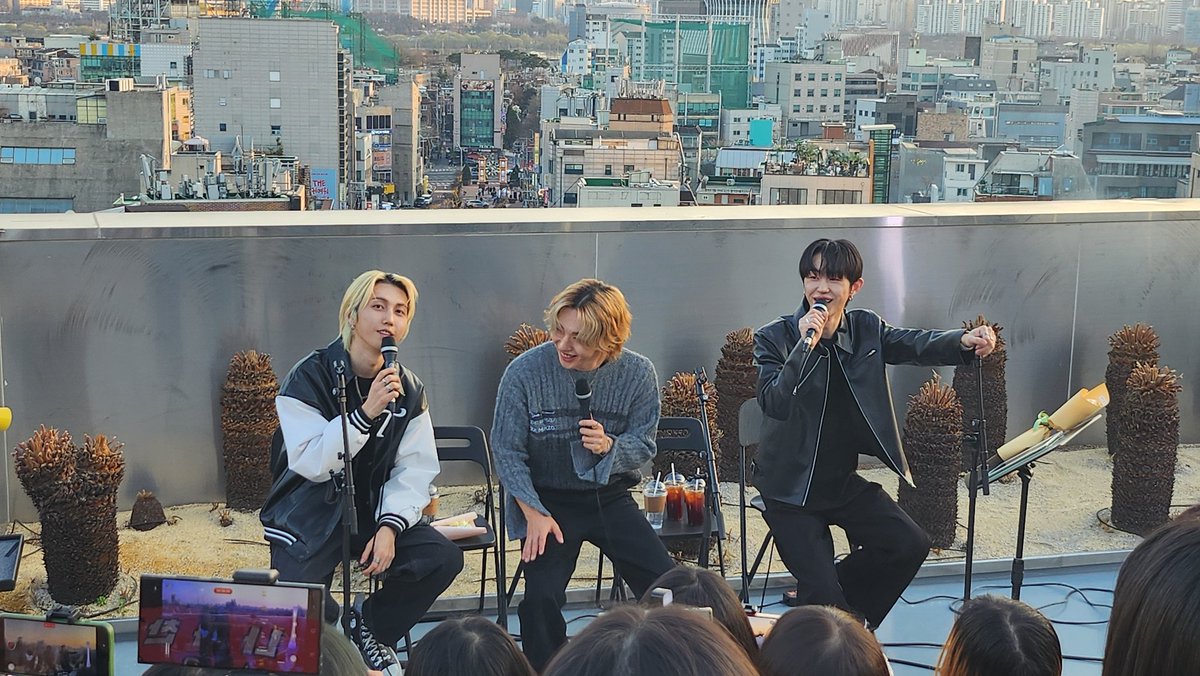 ProsteLaura's tweet photo. As I am seeing @MontOfficial in a month, lets have a throwback to me seeing them busking in Seoul with @le3hanist 

#MONT #montineurope #montofficial #몬트 #OnMyWaytoYouTour #busking #korea https://t.co/jO4Ow6Nuiz