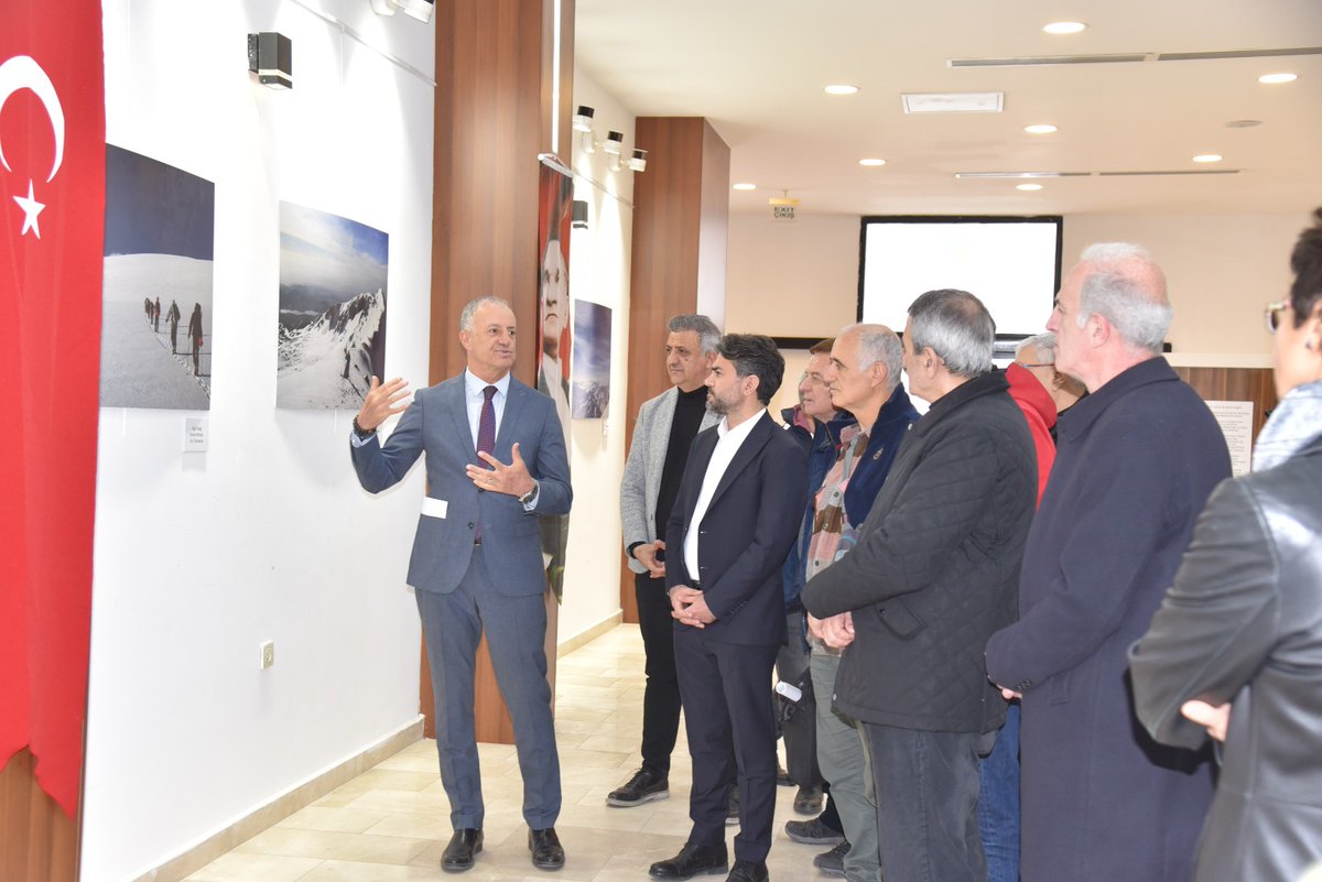 📸 “Dağdan Doğadan” Manisa’da! 

Doğa fotoğraflarıyla tanınan sanatçı Ertuğrul Tugay’ın birbirinden etkileyici karelerinden oluşan “Dağdan Doğadan” fotoğraf sergisi, Fatih Sergi Salonu’nda sanatseverlerle buluştu.

Dağ ve doğa manzaralarının yer aldığı sergiyi 16 Mart’a kadar