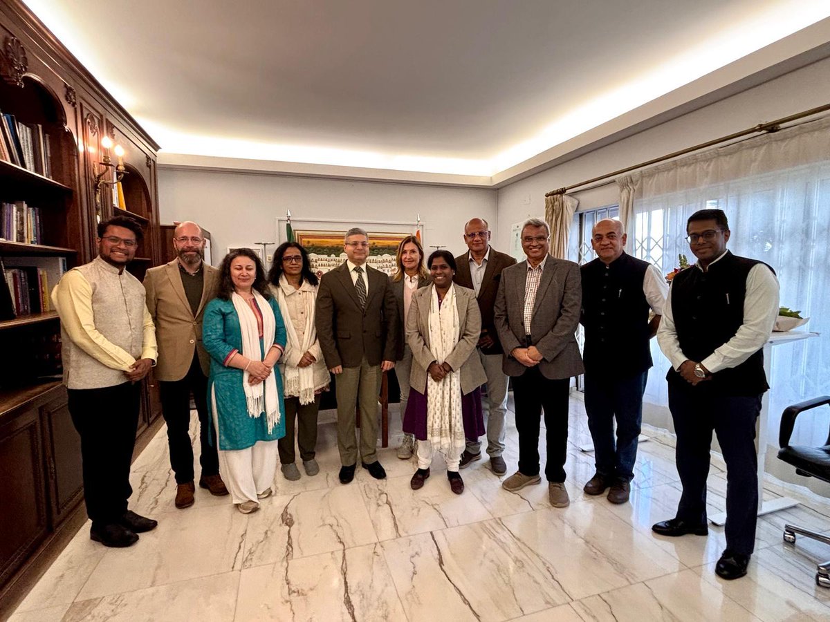 AIIA_NDelhi's tweet image. Dr. Sujatha Kadam (Director, AIIA) &amp;amp; Dr. Prasanth Dharmarajan, representing ministry of Ayush along with Ayurveda experts from Europe, met Hon. Ambassador of India to Portugal, Shri Puneet Roy Kundal. 1/2