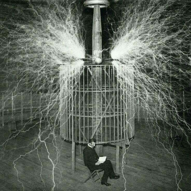 namaste_paz's tweet image. En 1899, Nikola Tesla afirmó haber descubierto una fuente de energía infinita.

- Creó una torre capaz de transmitir electricidad sin cables.
- Sus notas revelaban que la vibración y la frecuencia eran la clave.
- Antes de finalizar su invento, le cortaron los fondos y su…