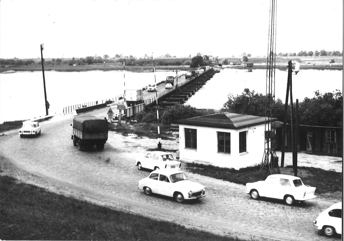GDDKiA_Gdansk's tweet photo. Lubimy takie historie😃, dlatego z drugiego końca Polski zapraszamy na przeprawę przez Wisłę. Tak wyglądał w 1970 r. most pontonowy w Kiezmarku. W kolejnych latach znajdował się w ciągu drogi międzynarodowej E81. Obecnie stoi nowy obiekt w ciągu #S7
📸 archiwum RDP/GDDKiA https://t.co/6jMOEOBOJa