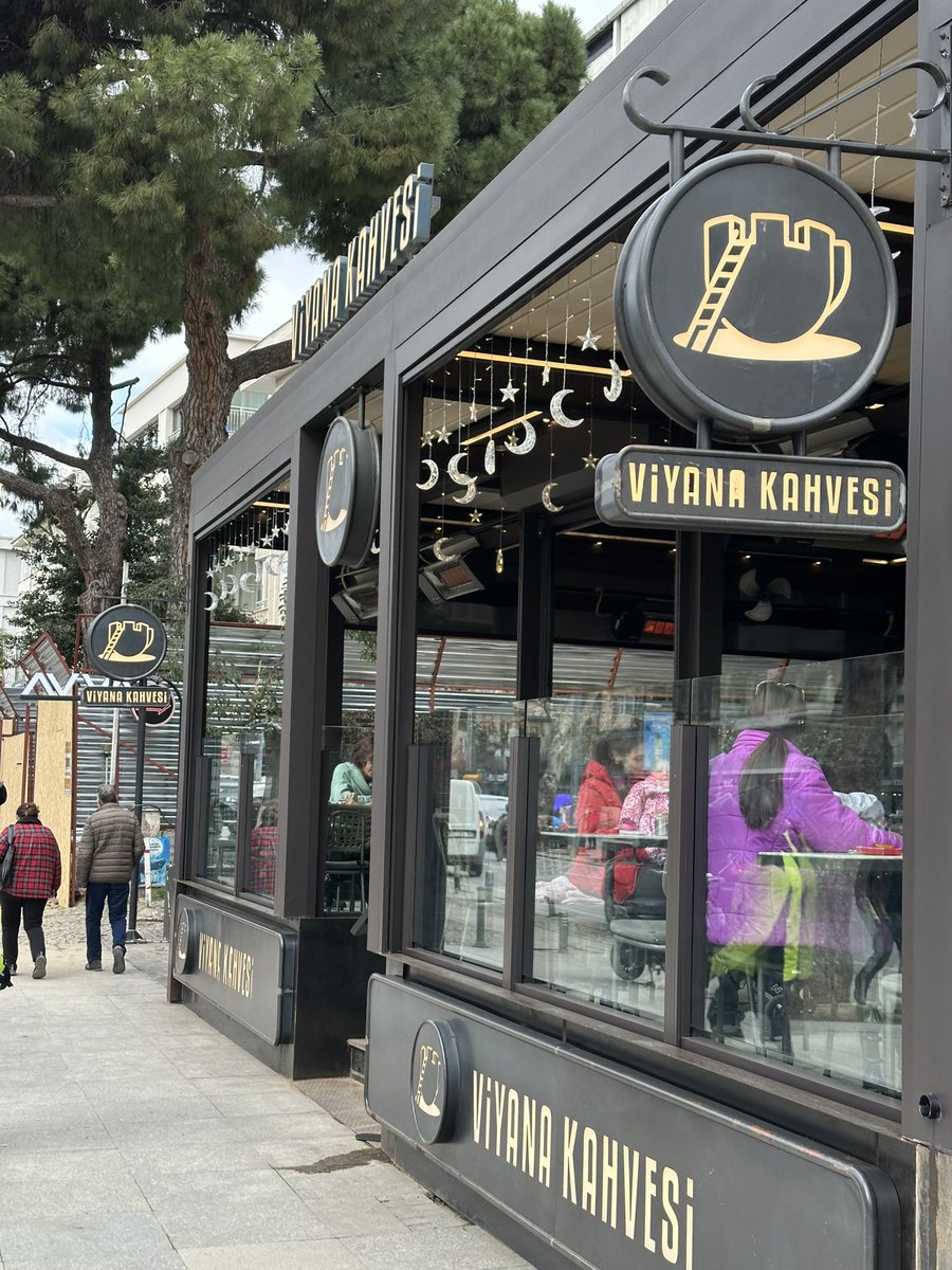 gitmek_lazim's tweet image. Bağdat caddesi Erenköy’de bulunan Viyana kahvesi @viyanakahvesii Ramazan nedeniyle süsleme yapmış. Mahalle sakini olarak çok mutlu olduk, çok teşekkür ederiz. İyi ki varsınız..