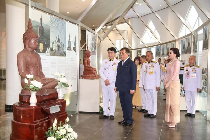 queensuthida's tweet photo. [ ในหลวง พระราชินี ทรงสมโภชพระสมเด็จองค์ปฐม ‘พระพุทธเมตตา’ วัดเทพประทาน จ.จันทบุรี ]
.
วันนี้ (๔ มีนาคม ๒๕๖๘) เวลา ๑๗.๑๗ น. พระบาทสมเด็จพระเจ้าอยู่หัว และสมเด็จพระนางเจ้าฯ พระบรมราชินี เสด็จพระราชดำโดยเนินเฮลิคอปเตอร์พระที่นั่ง ไปทรงประกอบพิธีสมโภชพระสมเด็จองค์ปฐม “พระพุทธเมตตา” https://t.co/eSIJoIom4Y