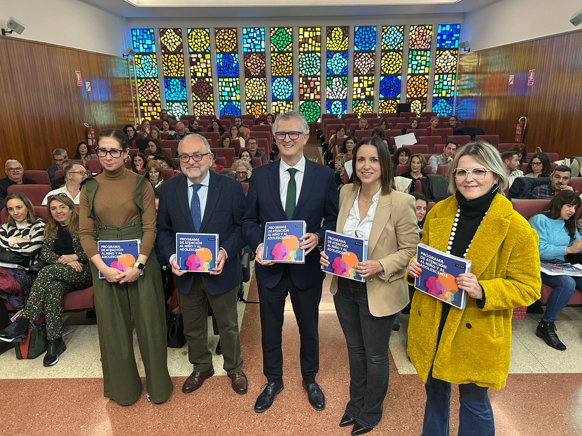 La nueva guía de atención al niño 👶🏻 y adolescente 👦 👧 actualiza la información para profesionales sobre alimentación saludable, lactancia y prevención‼️

🎙El consejero  de Salud, Juan José Pedreño, presentó el manual de uso para pediatras y enfermeros de Atención Primaria,