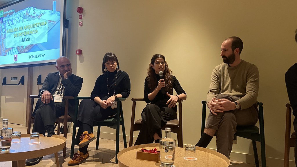 MASSLAB_PT's tweet image. [𝗠𝗔𝗦𝗦 𝗧𝗮𝗹𝗸] We were honored to be part of the conference "Reference Architecture Ateliers - Lisbon 2025"! Our MASSter Patrícia Moreira explored the public-private spaces interaction and the role of architecture in creating more connected cities. #future #hopefulcities