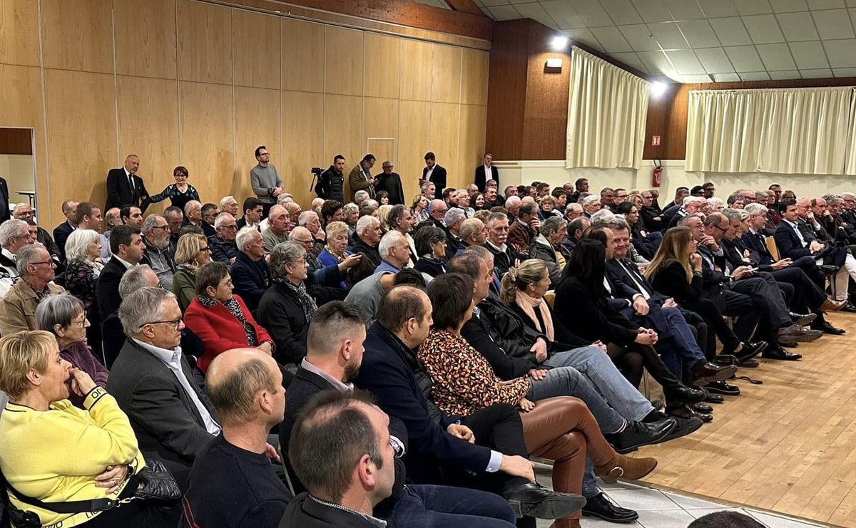 bretonxavier's tweet image. Dans le cadre de l’élection à la présidence des Républicains, Laurent Wauquiez commence sa tournée des fédérations départementales. 
Hier soir à Ceyzériat, nous étions 200 pour l’accueillir et le soutenir ! ￼@laurentwauquiez @lesRepublicains