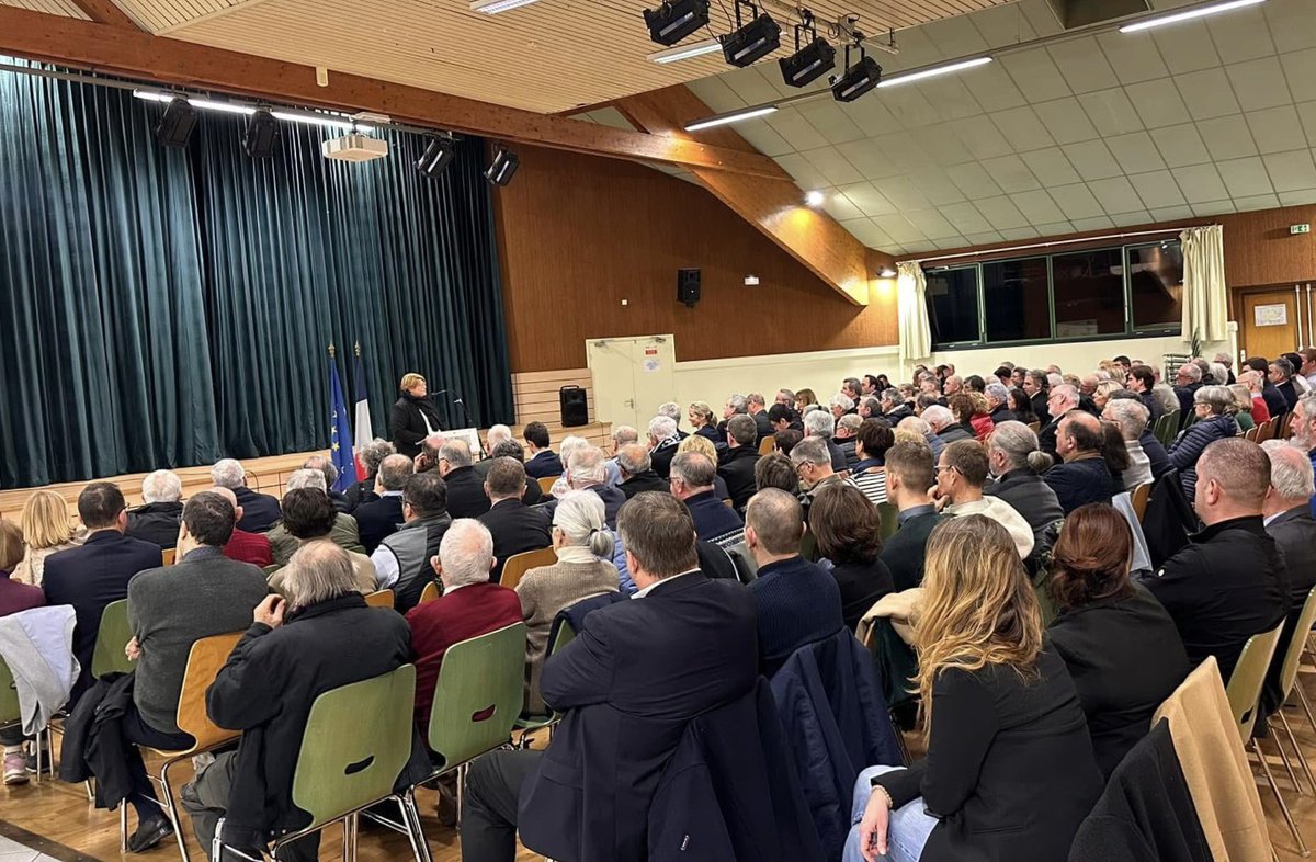 bretonxavier's tweet image. Dans le cadre de l’élection à la présidence des Républicains, Laurent Wauquiez commence sa tournée des fédérations départementales. 
Hier soir à Ceyzériat, nous étions 200 pour l’accueillir et le soutenir ! ￼@laurentwauquiez @lesRepublicains