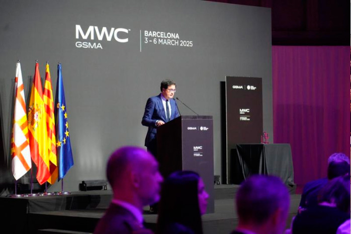 Estrategianet's tweet photo. #ÓscarLópez anuncia una #inyección de 67 millones de euros en @MultiverseQC  para #escalar su capacidad de #comprimir modelos de #IA
https://t.co/Vmke8g3mDk https://t.co/2M2BVTRX3Y